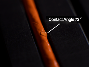 橙色-线-弯曲- -水-下降-表面接触角- 72度
